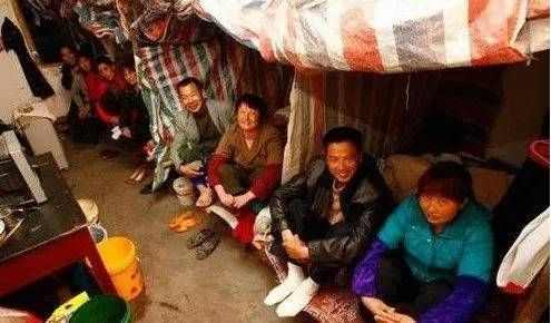 女农民工在工地做工很辛苦,但也很幸福