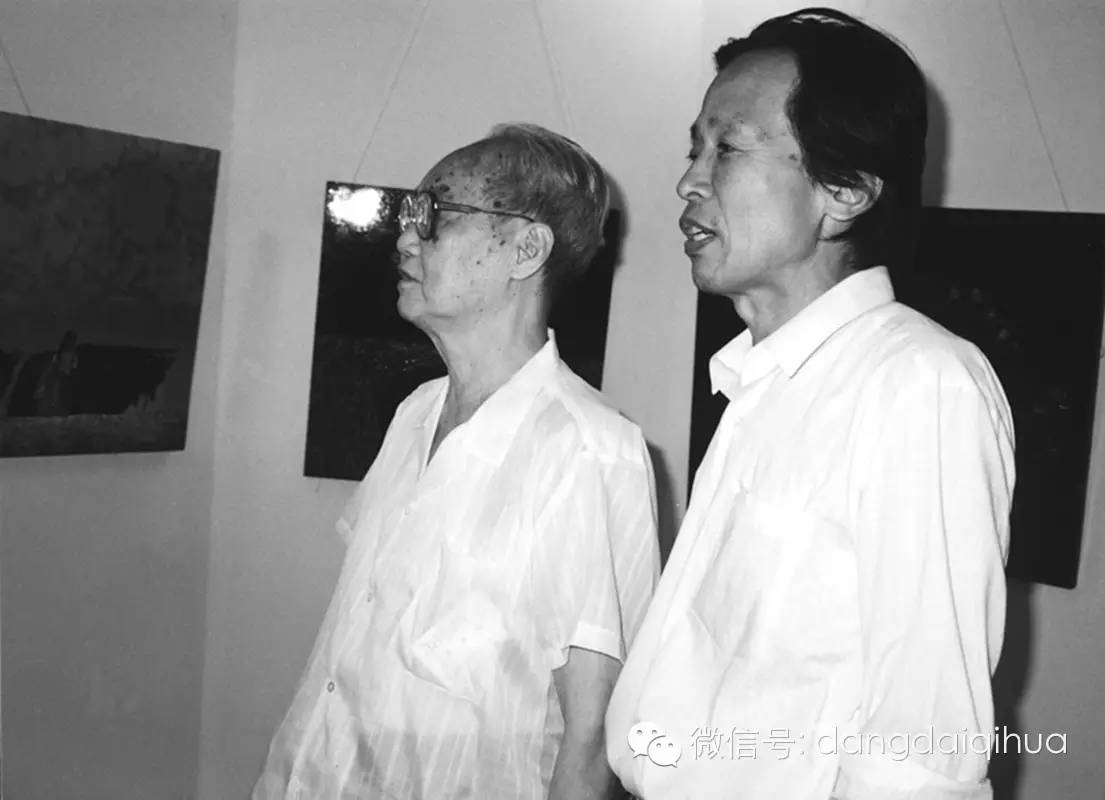 年文化部副部长周而复参观乔十光漆画展1987年中宣部部长贺敬之为乔