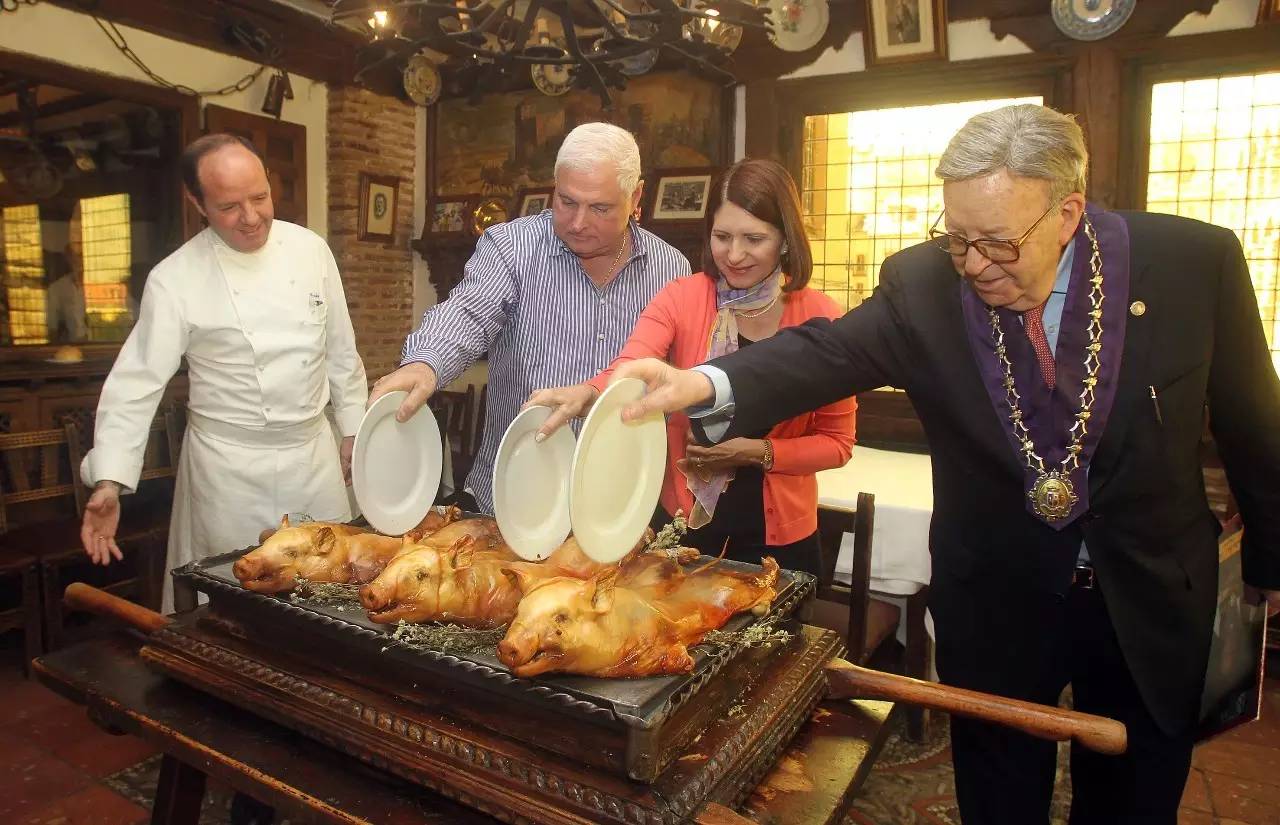 它使用独特秘方制作的烤乳猪 以其美味可口而闻名于西班牙 和中国的