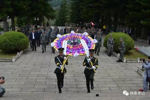 在祭奠完王仁先后,哥弟俩又来到陵园右边第一排青海籍回族烈士马占福