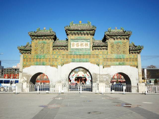 1950s,东岳庙琉璃牌楼北侧,通过中间券洞可看到神路街裏面.