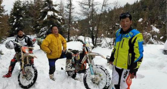 香格里拉泊峰汽摩运动雪地摩托体验活动
