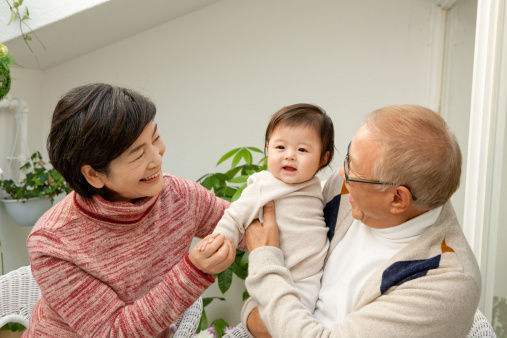 一个小孩一个老人苹果和梨猜成语_看图猜成语