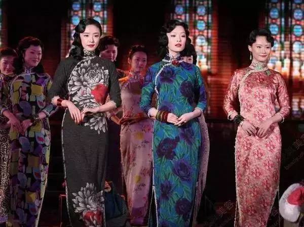 还记得《金陵十三钗》里的旗袍秀么 也是由张叔平设计的 风姿绰约