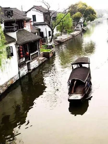 是这个泛舟河上,体验江南风情的乌篷船?