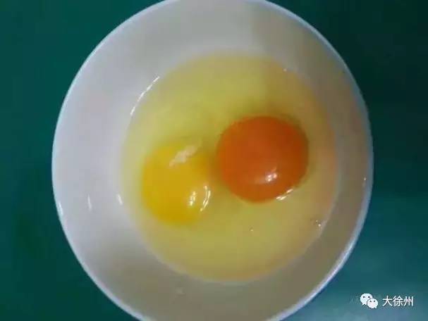 一位着色剂销售人员表示,前几年甚至还有为给鸡蛋染色添加苏丹红的