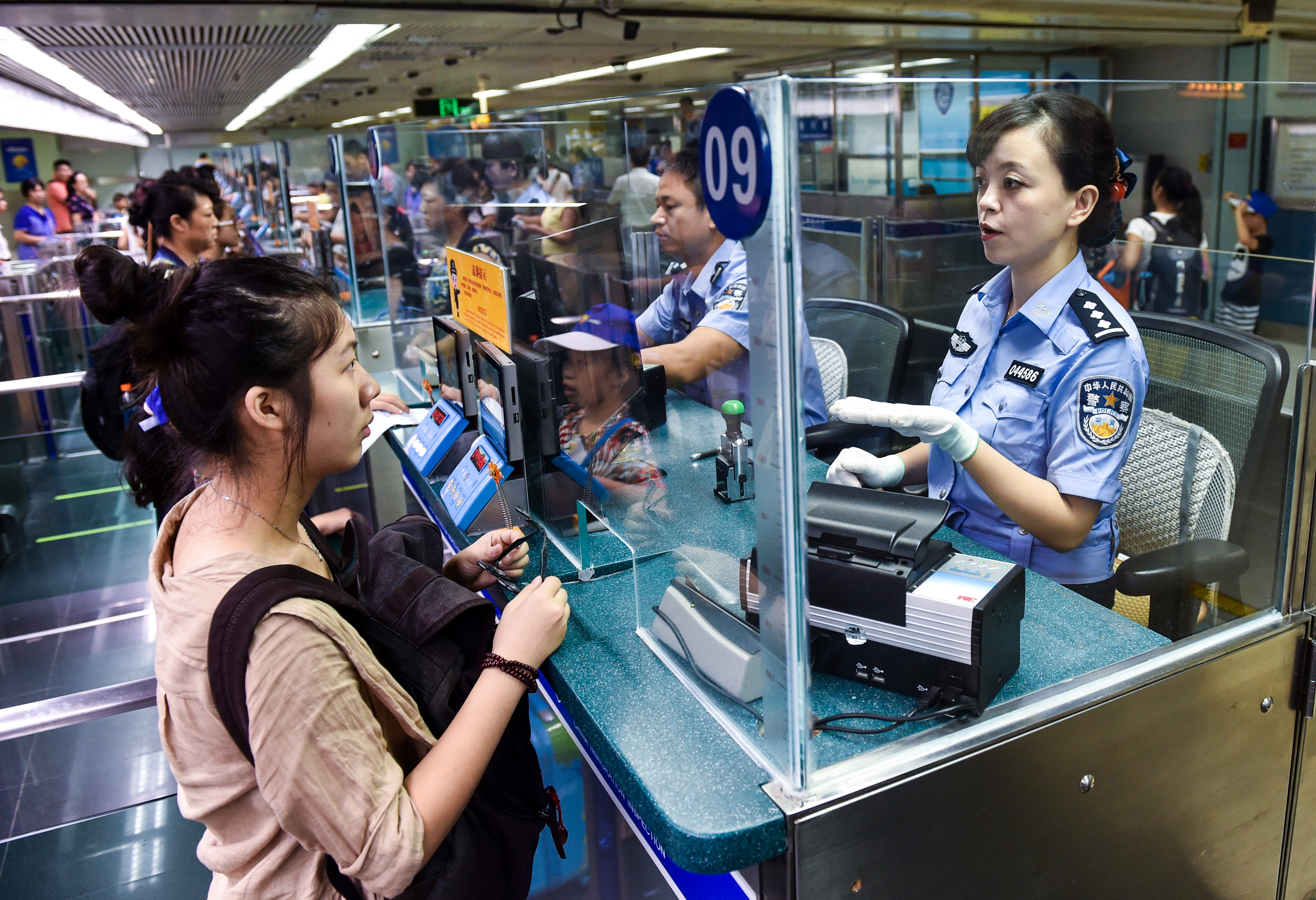 2019年8月更新版入境表格和机场保关流程_中国人