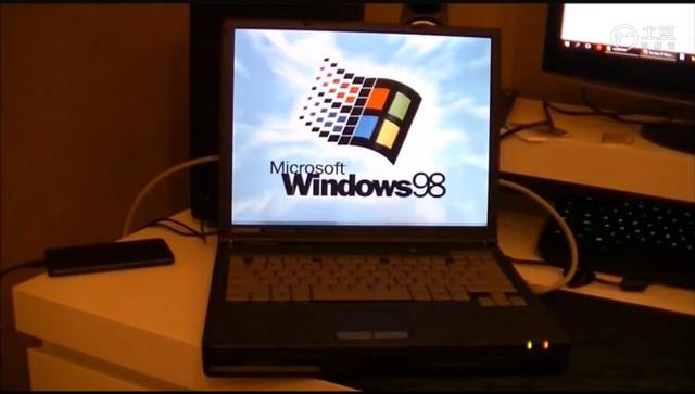 于是,去视频网站瞅了一眼,有位外国人居然还在使用windows 98系统的