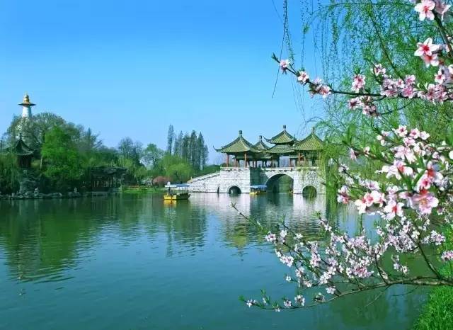 所谓"烟花三月下扬州",每年的春季,扬州迎来旅游旺季,也是游览扬州的