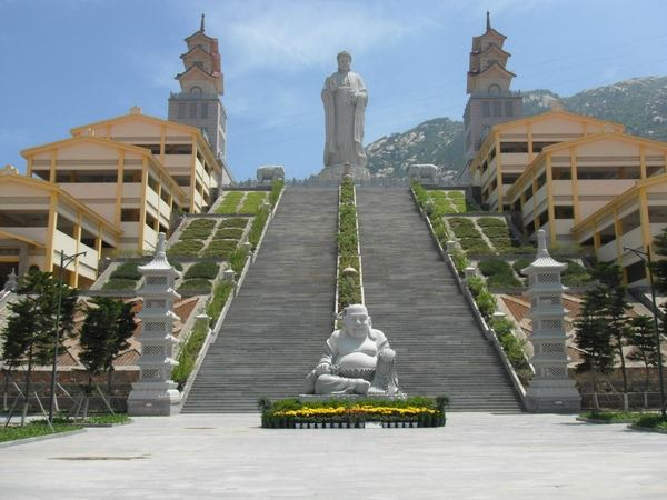 普照寺坐落在南太武山脚下,面向大海与厦门岛的南普陀寺相望,与全国