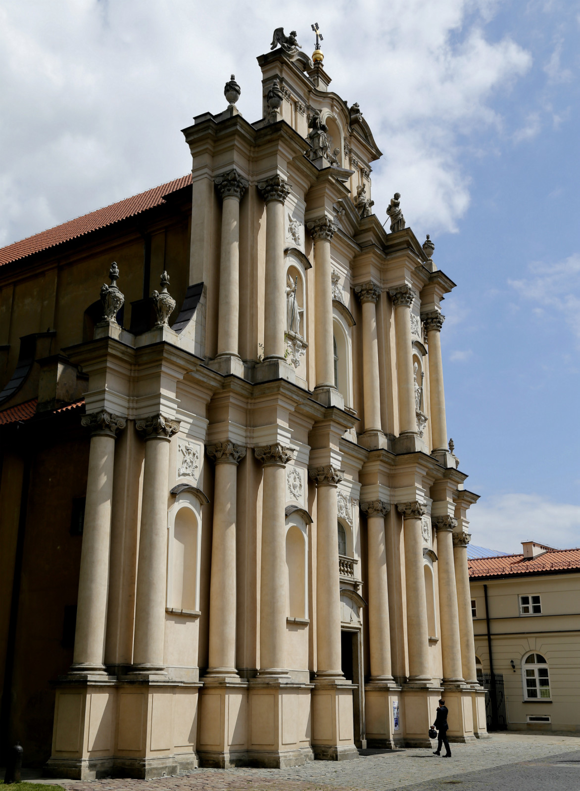 在华沙三座教堂追忆浪漫钢琴诗人肖邦