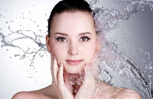 想增加皮肤弹性,用矿泉水洗脸好吗?