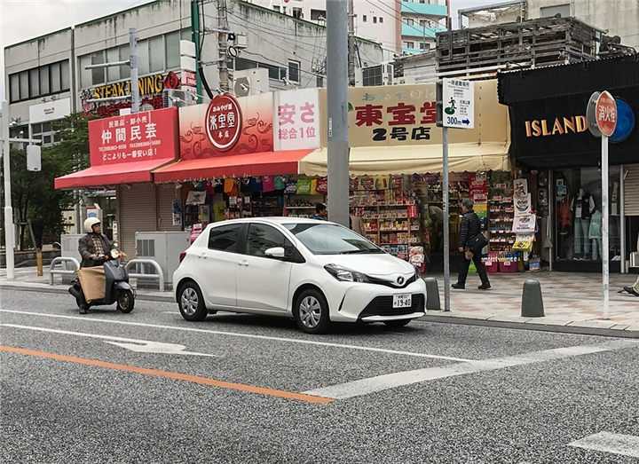 这又是一款在日本街头能见度极高的小车——丰田vitz