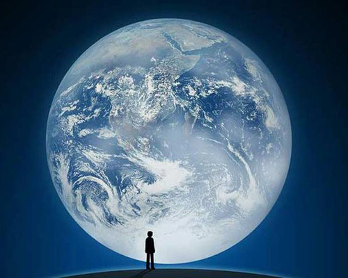来源:微信软件开启页面截图 一个孤独的小人,背靠着巨大的地球站在
