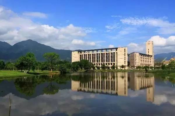 福州大学图书馆与学校同步创建于1958年.