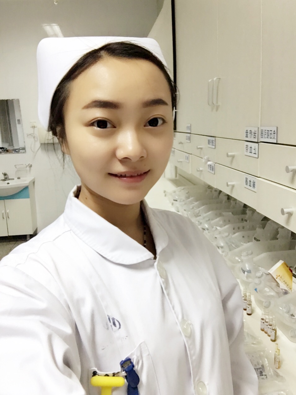 美丽,阳光,富有爱心,是汉中市某医院内分泌糖尿病科的一名普通护士