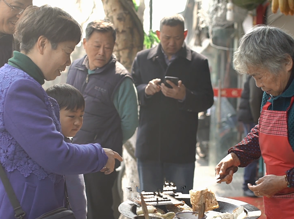 70岁老太改良名小吃，每天卖300个吃过都上瘾！