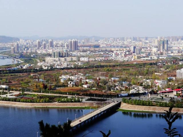 河南省最南端的地级市,经济处于全省中游水平