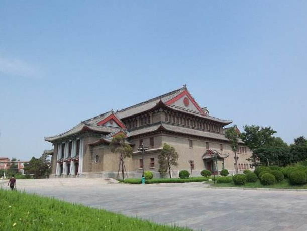 河南大学坐落在历史文化名城,八朝古都开封.