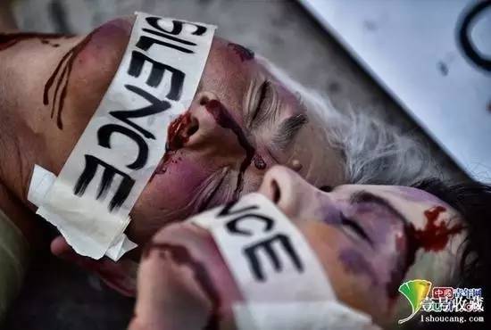 6,墨西哥艺术家全身裹胶带扮尸体 抗议杀害女性