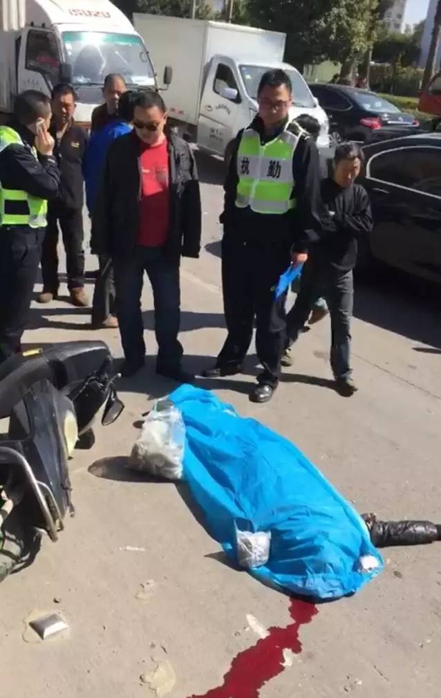 视频:温州惨烈车祸!男子骑电瓶车走机动车道被碾压!