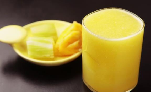 一款适合儿童喝的自榨果汁莴笋菠萝蜂蜜汁