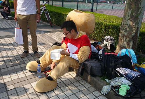 北漂一族的真实生活:一日三餐全蹲在地上吃盒饭