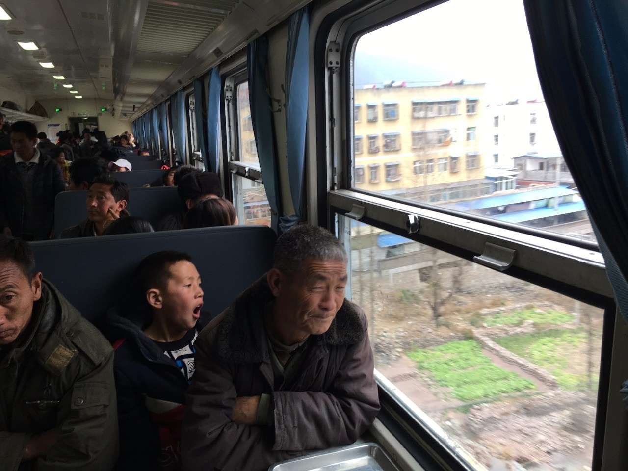 网友都想坐的慢火车上，长江日报记者拍下了最温暖的故事_武汉_新闻中心_长江网_cjn.cn