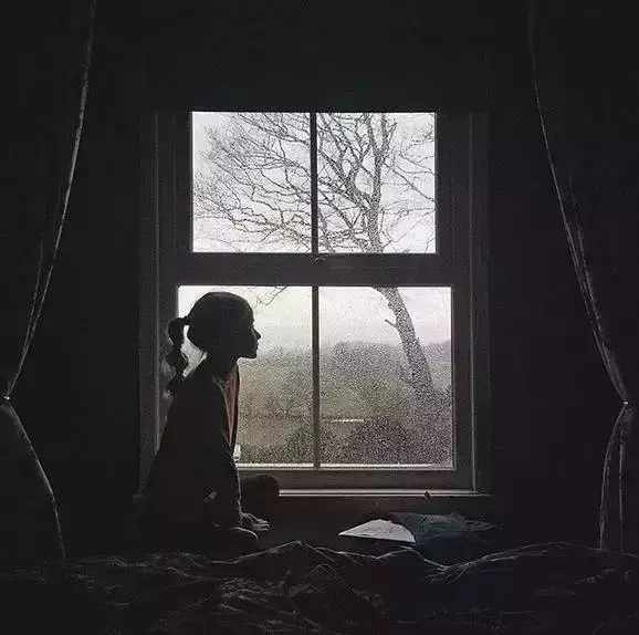 即使大女儿有时静静的望着窗外发呆,她也能捕捉到女儿那种沉迷思考时