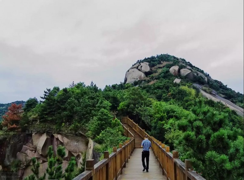 旅游 正文  大门岛拥有得天独厚的山海旅游资源,有小荆山,龟岩,对联岩