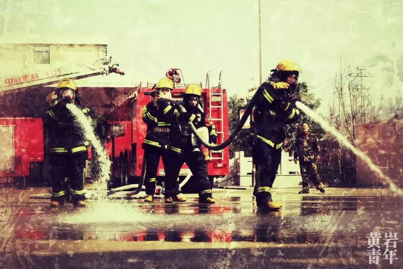 在很多国家,消防员是最受人们尊敬的职业之一,消防员无疑是人们心中