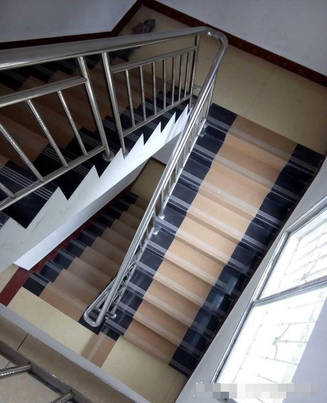 楼梯  