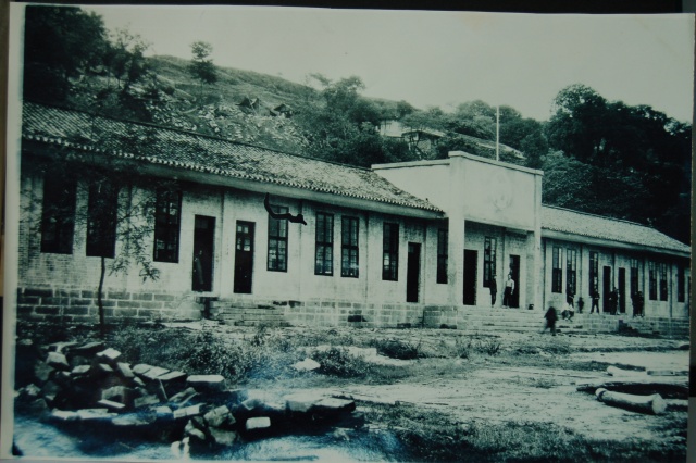 系原省立南充医院住院部(解放后该院并入川北医学院),寺的左下侧西北