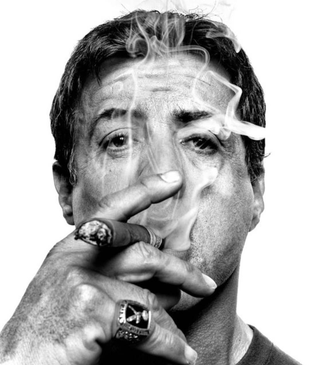 抽雪茄，喝威士忌，穿着得体的男人照片摄影图片_ID:152984394-Veer图库