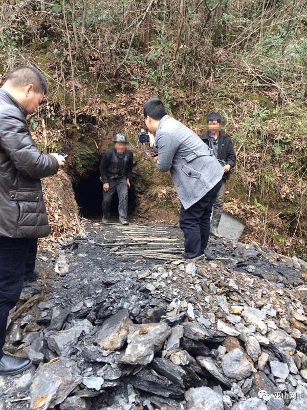 全县强力关煤矿,这爷孙俩却私挖小煤窑,被逮"现行"