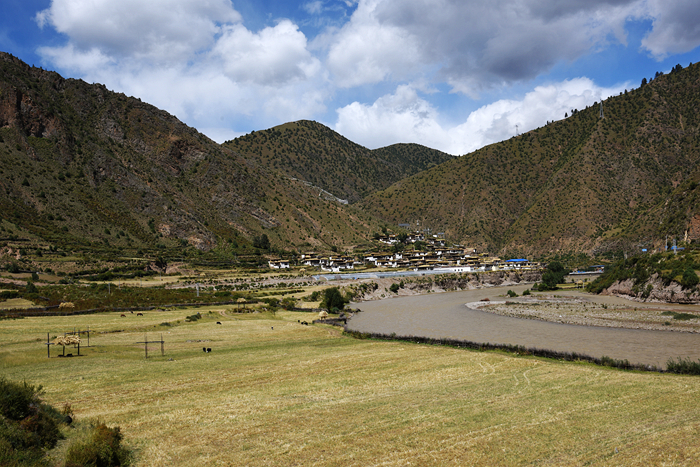 已经收割完的青稞地,远处的村庄就是列达村.