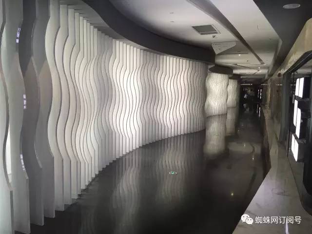 电影院内部的走廊装修和建筑外表一样全是曲线型的设计, 非常现代感