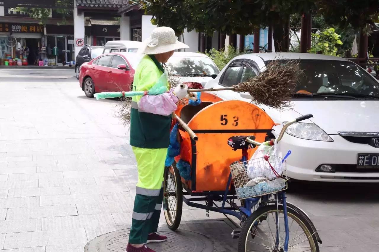 娱乐 正文  3月5日(明天)开展关爱环卫工人大型公益活动,"我们来扫街