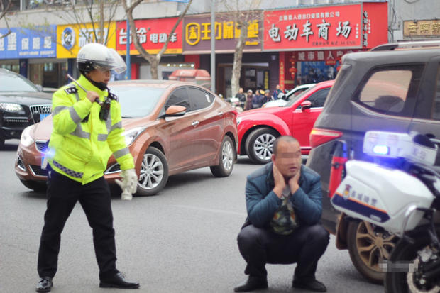 昆明警察掏枪逼停轿车抓人一幕(组图)