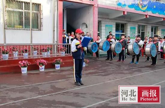 邢台马路街小学新学期举行"小红帽"授帽仪式