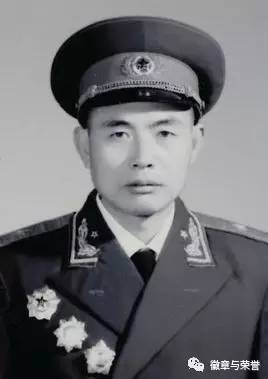 参阅 1955年在师职上授少将衔,他被誉为"顶尖人物!