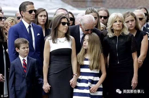 特别是博·拜登的妻子hallie biden,眼神中透露着一种绝望.