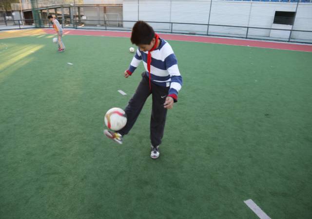 【组图】专栏 | 校园足球游戏:记时颠耍球,足球