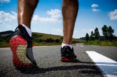 跑步中经常扭脚是什么原因造成的?很多的跑者