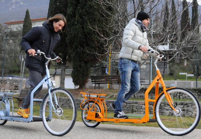 这个荷兰大叔发明的「走路自行车」,刷爆国外朋友圈