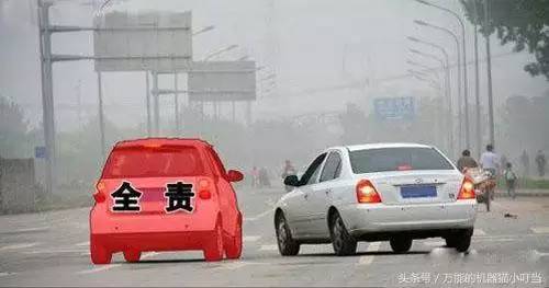 图中红色责任车,未让行右侧的白车,因此是全责.