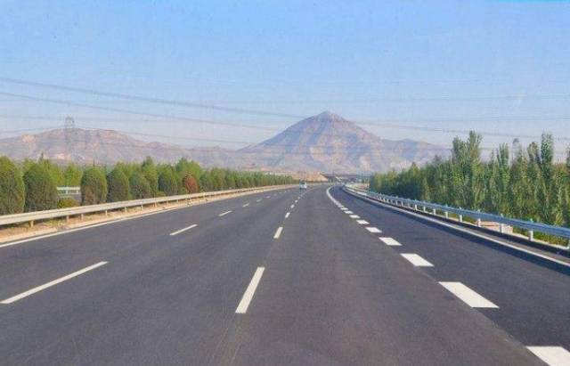全省最长的高速公路—铁朝高速公路 从昌图县辽吉省界到朝阳