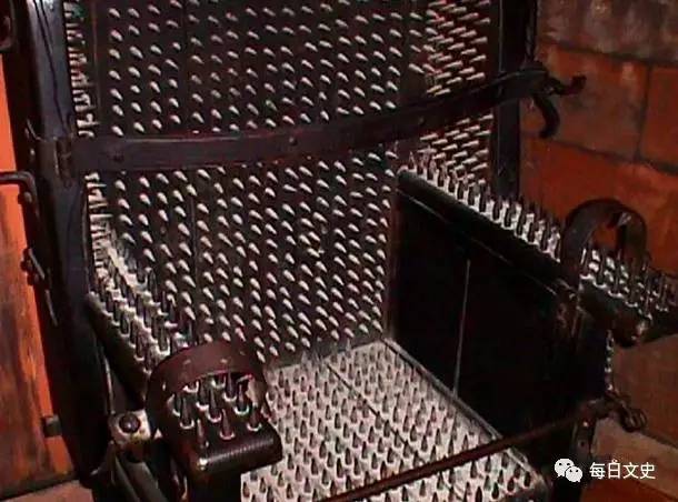 这把由铁制成的椅子上密布着500到1500颗钉子,而且还附有可以将人牢牢