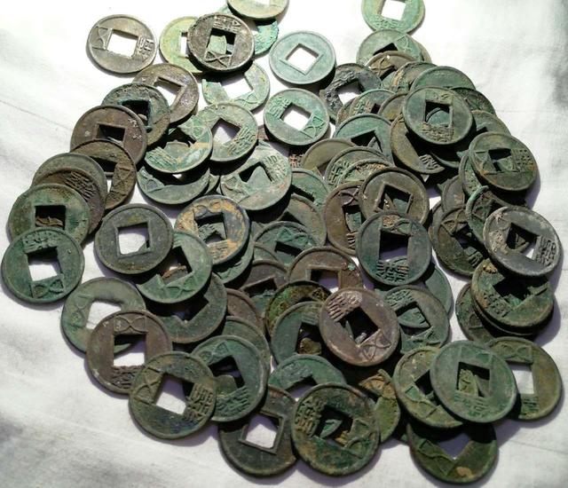 公元前118年汉武帝元狩5年开始铸造的"五铢钱",直到唐高祖武德四年