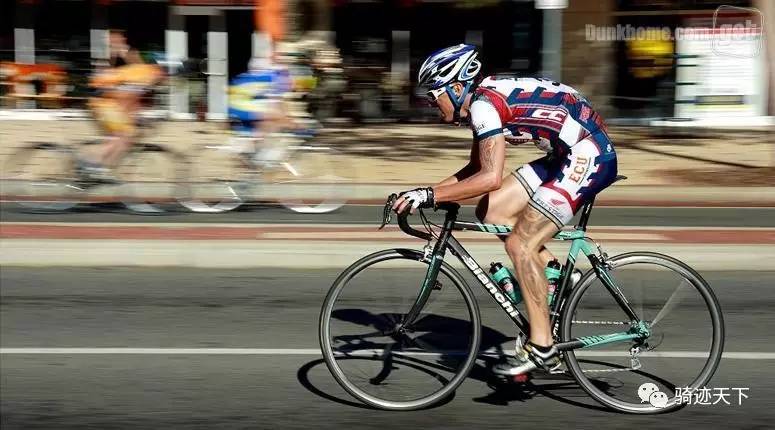 自行车专业骑手 VS 菜鸟骑手,谁的平衡能力更强
